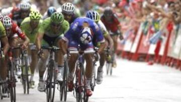 Nacer Bouhanni (izquierda) se adjudic&oacute; la octava etapa de La Vuelta Ciclista a Espa&ntilde;a 2014. 