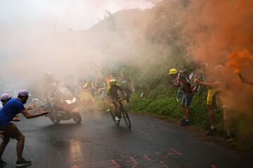 Simon Yates llegando a la meta en el puerto de Foix.