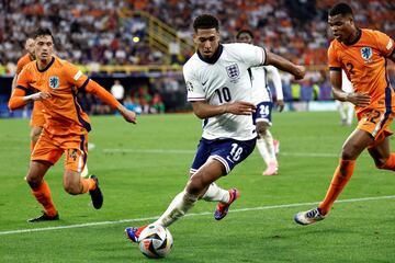 England's midfielder #10 Jude Bellingham  runs with the ball during the UEFA Euro 2024 semi-final football match between the Netherlands and England at the BVB Stadion in Dortmund on July 10, 2024. (Photo by KENZO TRIBOUILLARD / AFP)