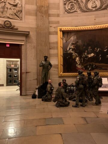 Personal militar dentro del Capitolio para asegurar el edificio federal.