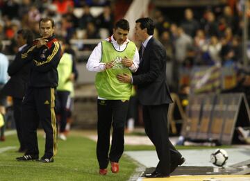 Disputó su último partido con el Valencia ante el Xerez el 4 de mayo de 2010 antes de su traspaso al Barcelona, convirtiéndose en el segundo más caro de un futbolista español hasta la fecha. En la imagen en ese partido junto al entonces entrenador Unai Emery antes de saltar al campo.