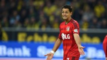 Javier Hernández reclama al árbitro un supuesto penalti.Dortmund ganó 3-0 al Leverkusen.