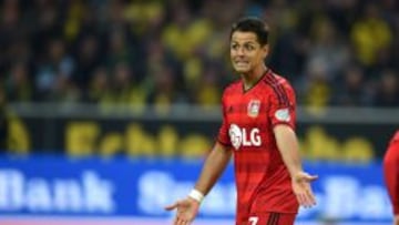 Javier Hern&aacute;ndez reclama al &aacute;rbitro un supuesto penalti.Dortmund gan&oacute; 3-0 al Leverkusen.