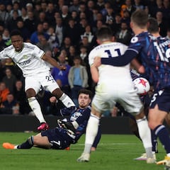 Golazo de Sinisterra saca a Leeds de la zona de descenso