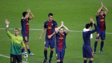 Los jugadores del Barcelona se despiden de la afici&oacute;n tras clasificarse para las semifinales de la Champions.