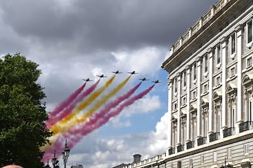 El Palacio Real ha sido sobrevolado por la Patrulla Águila, que ha exhibido los colores de la bandera española.