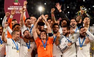 Iker Casillas capitán del  Real Madrid levanta el trofeo del Mundial de Clubes después de ganar el partido ante el San Lorenzo de Almagro en el estadio de Marrakech