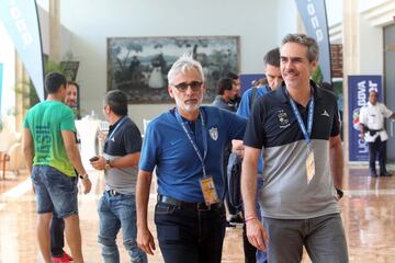 El presidente del Club Pachuca, Jesús Martínez (i), camina junto al vicepresidente del Grupo Pachuca, Armando Martínez (d).