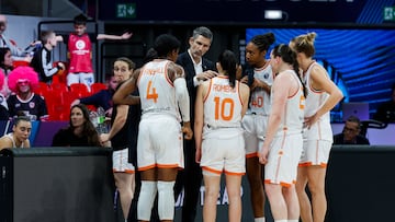 Rubén Burgos, durante el partido de semifinales de la Euroliga Femenina de baloncesto que Valencia Basket F - CBK Mersin F han disputado en Zaragoza.