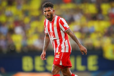 El delantero de Santa Marta ha jugado en cinco clubes de la liga española. Comenzó en el filial del Granada (2016-17) donde jugó 34 partidos y anotó 5 goles, después pasó al filial del Valladolid (2017-18) en el que disputó 34 encuentros y marcó 11 goles no llegando a debutar con el primer equipo. Llegó al Nàstic de Tarragona la temporada 2018-19 donde participó en 37 duelos en los que marcó 6 goles. Defendió la camiseta del Zaragoza en 39 ocasiones en las que anotó 19 goles (2019-20). Volvió al primer equipo del Granada (2020-22) para jugar 75 encuentros en los que marcó 15 goles. Desde 2022 pertenece al Almería donde ha disputado hasta la fecha 31 partidos y ha anotado 8 goles. 