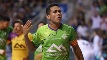 Cléber celebra un gol con el Palma Futsal.