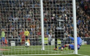 3-0. Nikos Karampelas anota en propia puerta el tercer tanto blanco.