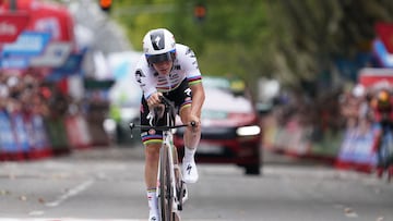 El ciclista del Soudal Quick-Step Remco Evenepoel llega a meta durante la crono de Valladolid en la Vuelta a España 2023.