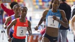 La et&iacute;ope Genzebe Dibaba (derecha) durante la competici&oacute;n de este viernes en Sabadell. 