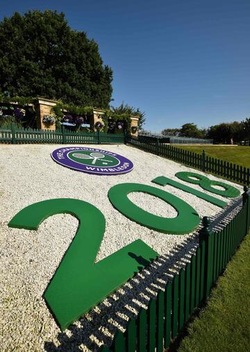 El logo de Wimbledon a la entrada del All England Tennis Club.