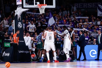 A casi un minuto del final del encuentro Serge Ibaka y Dylan Osetkowski se defendan mutuamente tras un tiro adicional de Kravish desde el tiro libre. 