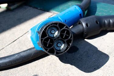 Cargar un coche eléctrico: Cómo se hace, precios y estaciones de carga