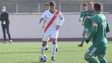 Aguirre conduce el balón ante la atenta mirada de Óscar y Del Barco en el Rayo Vallecano de Madrid "B"-CF Pozuelo de Alarcón (1-3) disputado en la Ciudad Deportiva Fundación Rayo Vallecano.
