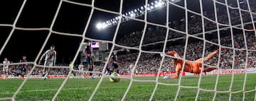 1-0. Disparo cruzado, raso y potente desde la izquierda de Álvaro Garcia que entra por el palo largo de la portería de Marc-André ter Stegen.