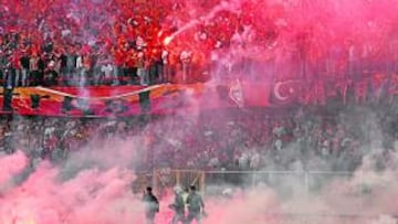 <b>OLLA A PRESIÓN. </b>Las gradas del Ali Sami Yen estarán repletas de hinchas turcos pertrechados con banderas, bufandas y bengalas.