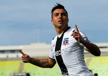 Fierro brilló en Colo Colo, donde anotó 106 goles. Además, jugó en Flamengo y actualmente defiende a Antofagasta.