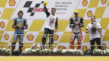 Zarco celebra su victoria y su título en Sepang.