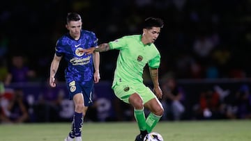 Alvaro Fidalgo (L) of America fights for the ball with Jonathan Gonzalez (R) of Juarez during the 4th round match between FC Juarez and America as part of the Liga BBVA MX, Torneo Apertura 2024 at Olimpico Benito Juarez Stadium on July 20, 2024 in Ciudad Juarez, Chihuahua, Mexico.