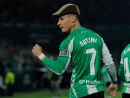 Antony celebra durante un partido con el Betis.