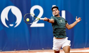 Carlos Alcaraz en acción durante su primer entrenamiento de dobles con Rafa Nadal.