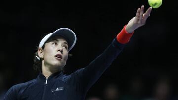 Garbiñe Muguruza saca en su partido ante Jelena Ostapenko durante las WTA Finals de Singapur.