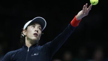 Garbi&ntilde;e Muguruza saca en su partido ante Jelena Ostapenko durante las WTA Finals de Singapur.