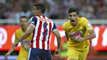 Raúl Jiménez disputando un Clásico Joven