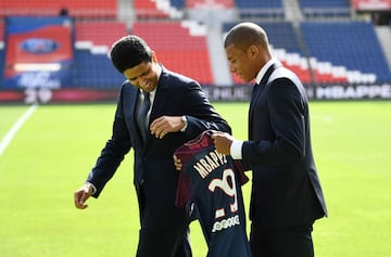 Kylian Mbappé junto a Nasser Al-Khelaifi.