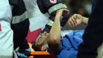 Napoli&#039;s Argentinian forward Gonzalo Gerardo Higuain is evacuated during the Italian Seria A football match Inter Milan vs Napoli, on April 26, 2014 in San Siro stadium in Milan. AFP PHOTO / OLIVIER MORIN