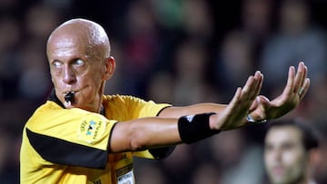 Pierluigi Collina durante un partido de Champions League en 2004.