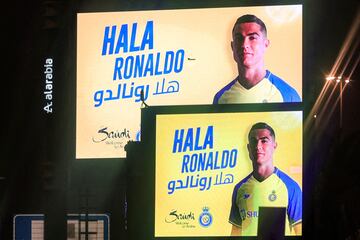 Cristiano Ronaldo ya est¨¢ en Arabia Saud¨ª. El portugu¨¦s ser¨¢ presentado en el d¨ªa de hoy con su nuevo equipo y cientos de aficionados le han esperado en su aterrizaje en su nuevo pa¨ªs.