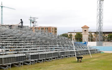 Operarios instalan las gradas supletorias para aumentar el aforo hasta los 12.000 espectadores del Estadio Juan Carlos Higuero.