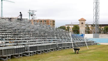 Operarios instalan las gradas supletorias para aumentar el aforo hasta los 12.000 espectadores del Estadio Juan Carlos Higuero.