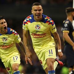 What did Pumas coach Antonio Mohamed say about a controversial penalty given to América in the Clásico Capitalino?