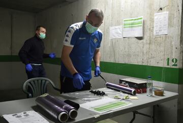 Los voluntarios trabajan en el aparcamiento del estadio Benito Villamarín preparando el material que luego distribuyen a los más necesitados, como es el caso del hogar de ancianos de Santa Justa. 