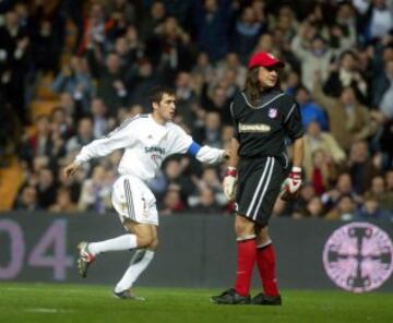 Raúl acaba de rematar de cabeza un medido centro de Beckham. Es el segundo tanto de los madridistas a los rojiblancos. El partido se jugó en diciembre de 2003.
