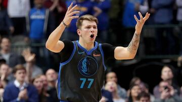 DALLAS, TX - NOVEMBER 17: Luka Doncic #77 of the Dallas Mavericks reacts in the final seconds of the game as the Dallas Mavericks beat the Golden State Warriors 112-109 at American Airlines Center on November 17, 2018 in Dallas, Texas. NOTE TO USER: User expressly acknowledges and agrees that, by downloading and or using this photograph, User is consenting to the terms and conditions of the Getty Images License Agreement. Tom Pennington/Getty Images/AFP
== FOR NEWSPAPERS, INTERNET, TELCOS & TELEVISION USE ONLY ==