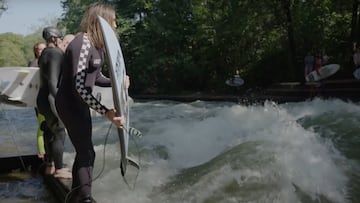 Surfista a punto de entrar en el río Eisbach de Múnich
