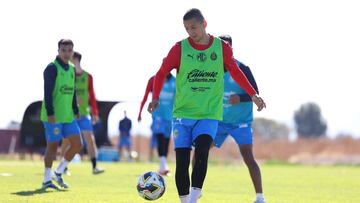Roberto Alvarado durante la pretemporada de Chivas.