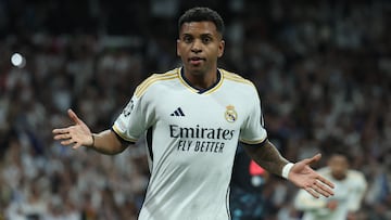 MADRID, 09/04/2024.- El delantero brasileño del Real Madrid Rodrygo Goes celebra su gol, segundo del equipo blanco, durante el partido de ida de cuartos de final de la Liga de Campeones que Real Madrid y Manchester City disputan este martes en el estadio Santiago Bernabéu. EFE/Kiko Huesca