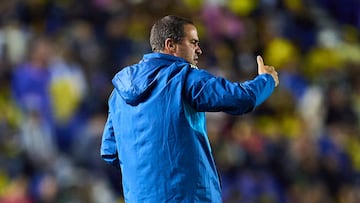 Andre Soares Jardine head coach of America during the 8th round match between America and Guadalajara as part of the Liga BBVA MX, Torneo Apertura 2025 at Ciudad de los Deportes Stadium, on September 13, 2025 in Mexico City, Mexico.