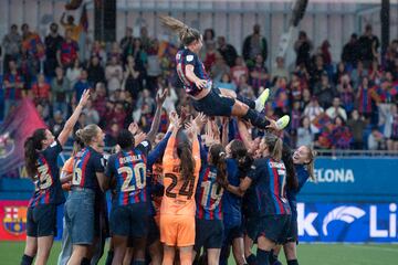 Las jugadoras del Barcelona celebran con este manteo a Alexia Putellas un nuevo título liguero. 