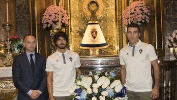 Javi Ros y Zapater, junto a Christian Lapetra, realizando la ofrenda floral a la Virgen del Pilar.