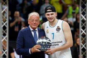 Luka Doncic, MVP del torneo con Dusan Ivkovic.