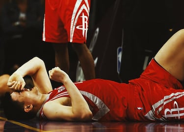 El gigante chino (2,29) revolucionó la competición norteamericana con su llegada. Ocho veces All Star gracias al voto masivo asiático, fue un buen jugador que soportaba un gran peso sobre su tren inferior, tradicionalmente débil, y que tuvo muchas lesiones que no dieron continuidad a un hombre alto con una buena mano. La única jugada en la que no disputó el All Star fue la 2009-10, que pasó lesionado. Actual Hall of Fame, es uno de los protagonistas del mayor aperturismo de la NBA alrededor del mundo. Se retiró en 2011, con apenas 30 años de edad. 